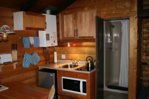 Кухня или кухненски бокс в Rocky Mountain Cabins and Home