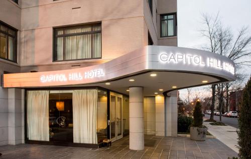 een gebouw met een bord dat carroll hotel leest bij Capitol Hill Hotel in Washington