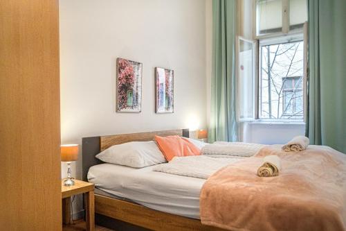 1 dormitorio con 2 camas y ventana en Charming Apt - ideal for Longstays, en Viena