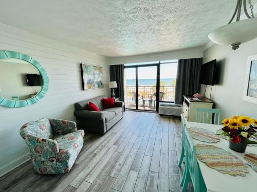 sala de estar con sofá y silla en 354 Beach Daze Oceanfront Great Location, en Myrtle Beach