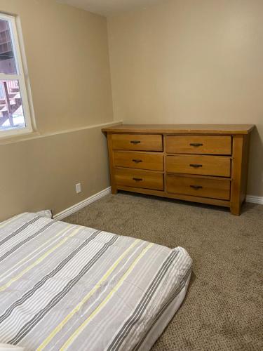 Postel nebo postele na pokoji v ubytování Three Bedroom, California King bed