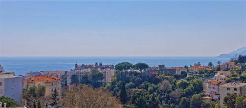 Vue sur une ville avec l'océan en arrière-plan dans l'établissement CANNES Vue Mer, à Cannes