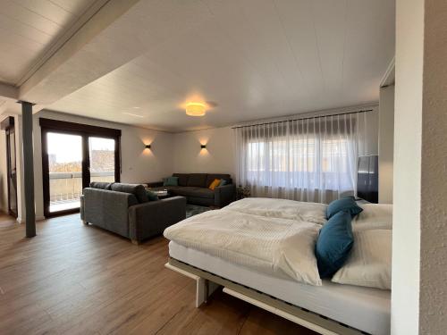 een slaapkamer met een bed en een woonkamer bij Auszeit im Gartenweg in Neuweiler