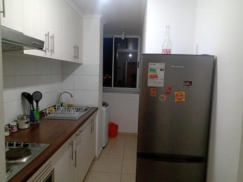 uma cozinha com um frigorífico de aço inoxidável em Viña del mar descanso y entretención em Viña del Mar