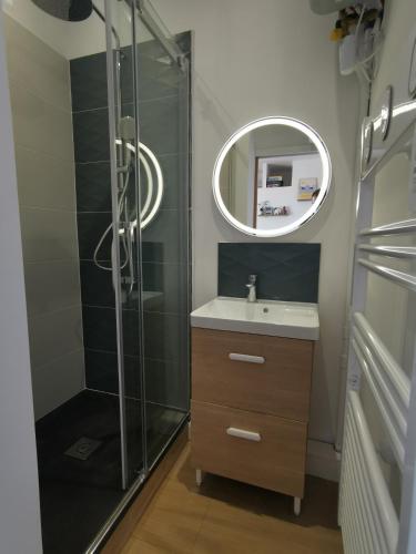 une salle de bain avec une douche, un lavabo et un miroir dans l'établissement Le Kelenner Une parenthèse à deux, à La Baule