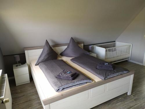 Кровать или кровати в номере Ferienwohnung Zeit für uns