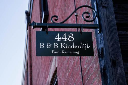 a sign hanging on the side of a building at Luxe en ruim vakantiehuis voor 4 personen. in Nieuw-Lekkerland