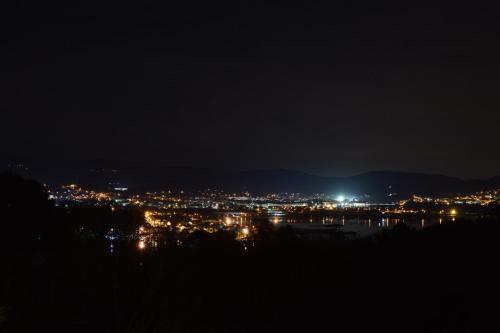 歐特斯的住宿－O MIRADOR da RÍA，夜晚的城市景观