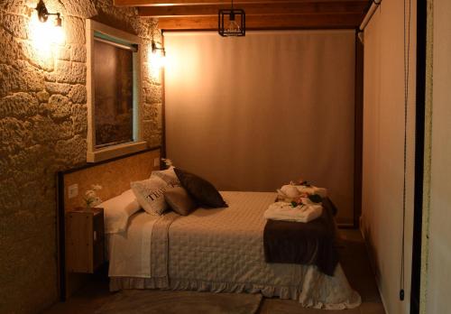 歐特斯的住宿－O MIRADOR da RÍA，一间小卧室,卧室内配有一张床铺