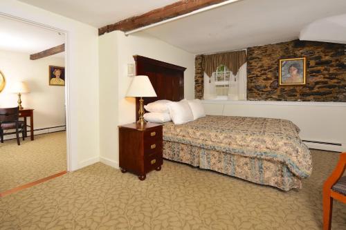 Ένα ή περισσότερα κρεβάτια σε δωμάτιο στο Yankee Peddler Inn