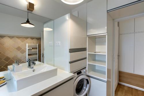 a bathroom with a sink and a mirror at Superbe appartement 4 personnes Arcachon Abatilles avec parking 500m plage Péreire in Arcachon