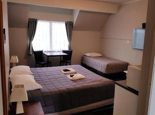 Säng eller sängar i ett rum på Drury Motor Lodge