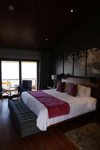 a large bedroom with a large bed with a large window at Gamma Monterrey Rincon de Santiago in Santiago