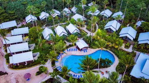 een luchtzicht op een resort met een zwembad bij Saletoga Sands Resort & Spa in Matatufu