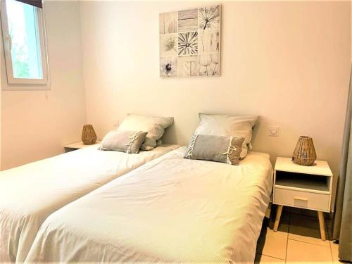 deux lits côte à côte dans une chambre dans l'établissement VILLA BELLA, à La Seyne-sur-Mer