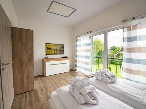 une chambre avec un lit et une grande fenêtre dans l'établissement Ferienhaus in Damp am Ostseestrand, à Damp