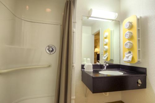 uma casa de banho com um lavatório e um espelho em Motel 6-San Ysidro, CA - San Diego - Border em San Ysidro