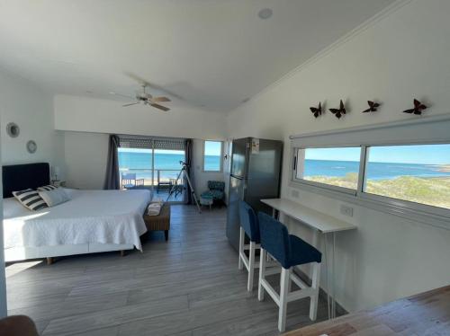 a bedroom with a bed and a view of the ocean at Las Piedritas Monoambiente Vista in Las Grutas