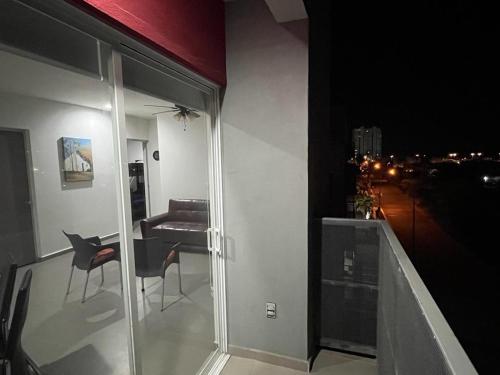 Una habitación con balcón con mesa y sillas. en Departamento en CERRITOS a 2 cuadras de PLAYA - 403 V -, en Mazatlán