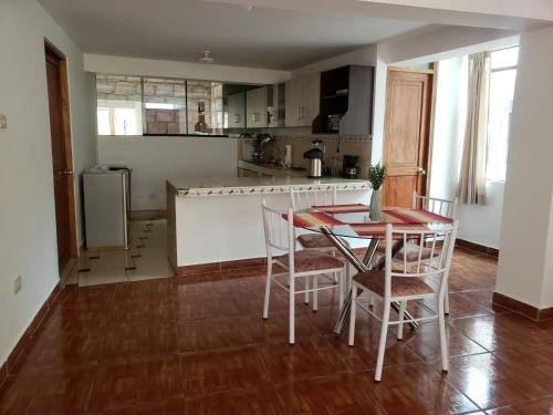 een keuken met een tafel en stoelen in een kamer bij Entire family apartment Cuscox4 in Cuzco