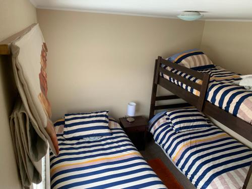 un dormitorio con dos literas en Casa arriendo Pucon, en Pucón