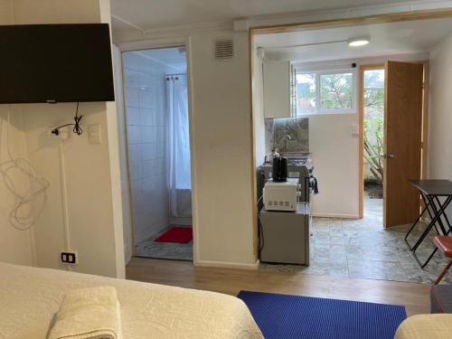 un salon avec un canapé et une pièce avec une cuisine dans l'établissement Lepihue III, à Puerto Montt