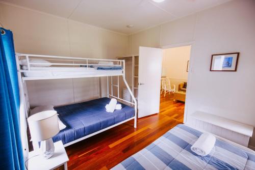 Divstāvu gulta vai divstāvu gultas numurā naktsmītnē Kooyong Apartment 4