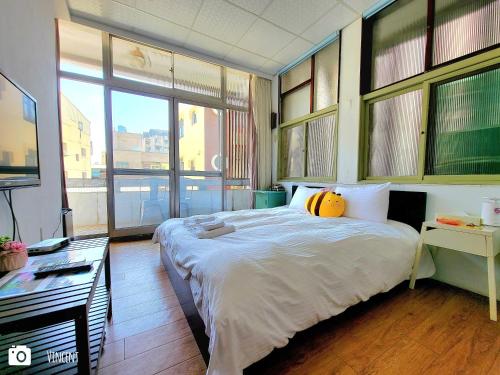 una camera da letto con un letto con una zucca sopra di Honey House Tainan a Tainan