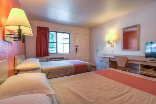 Katil atau katil-katil dalam bilik di Motel 6-San Dimas, CA - Los Angeles