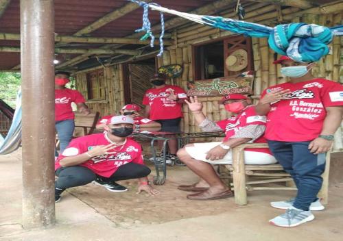 a group of men in red shirts posing for a picture at Hostal Familiar El Ángel Panamá B&B in Pajonal Arriba
