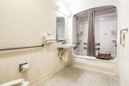 Kylpyhuone majoituspaikassa Motel 6-El Cajon, CA - San Diego