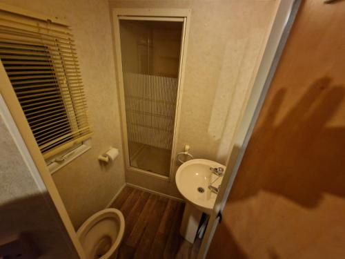 een kleine badkamer met een toilet en een wastafel bij Staycation Coastfields Holiday Park JG84 in Ingoldmells