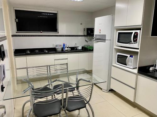 Η κουζίνα ή μικρή κουζίνα στο Apartamento perfeito, bem localizado, confortável, espaçoso e com bom preço insta thiagojacomo