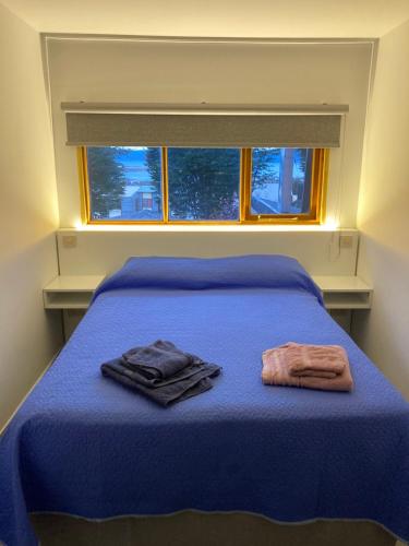 เตียงในห้องที่ Alakalufes Estudio - Departamento completo en Ushuaia