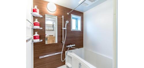 uma casa de banho com um chuveiro e um lavatório. em Rakuten STAY HOUSE x WILL STYLE Fujinomiya 101 em Fujinomiya