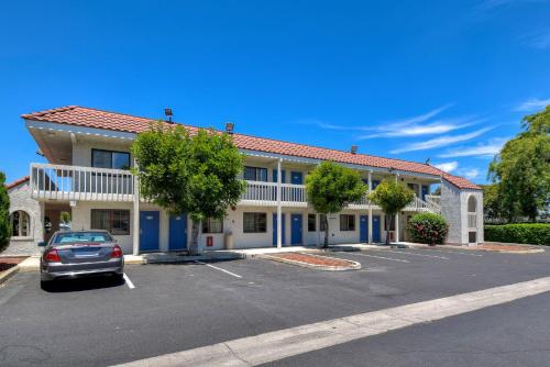 a building with a car parked in a parking lot at Motel 6-Pomona, CA - Los Angeles in Pomona