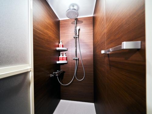 y baño con ducha y paredes de madera. en Rakuten STAY Naha-Miebashi Bunk bed Room, en Naha