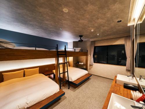 1 dormitorio con 2 literas y lavamanos en Rakuten STAY Naha-Miebashi Bunk bed Room, en Naha