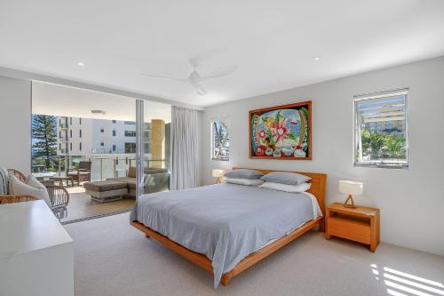 1 dormitorio con 1 cama y sala de estar en Maili 6 Luxury sky home, en Gold Coast