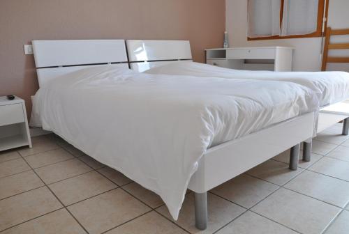 Voodi või voodid majutusasutuse Hôtel Restaurant La Casera toas