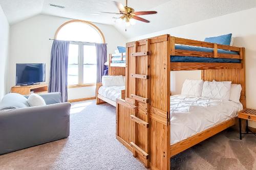 una camera con letto a castello e divano di Norris Cove Retreat a La Follette