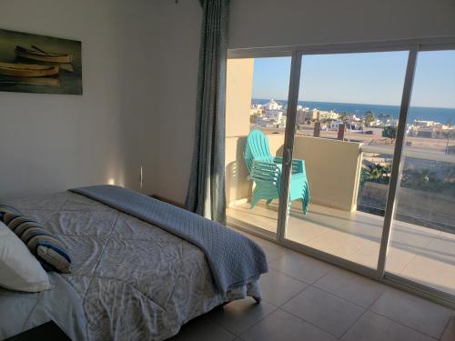 a bedroom with a bed and a balcony with a view at Corona Del Sol 1104, Puerto Peñasco, Las Conchas in Puerto Peñasco