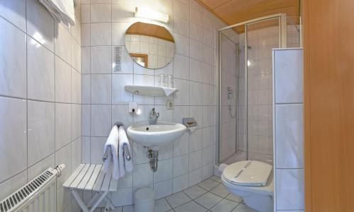 オッフェンブルクにあるGrafs Adlerの白いバスルーム(洗面台、トイレ付)