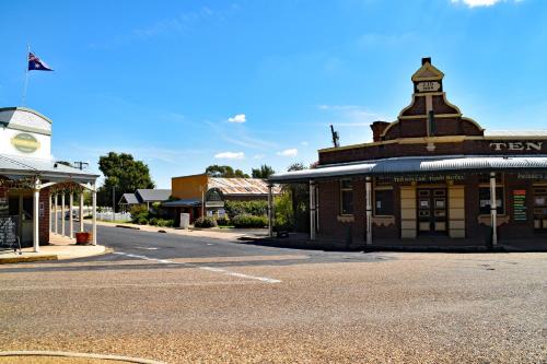 an empty street in a small town with a building at Ten Dollar Town Motel in Gulgong