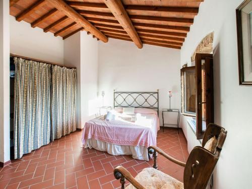 una camera con un letto di Majestic Farmhouse in San Casciano Val di Pesa with Barbecue a San Casciano in Val di Pesa