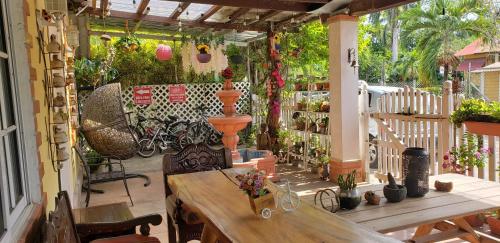 un patio con mesa, sillas y una valla en CASA DE HUESPEDES CASA BONITA, en La Lima