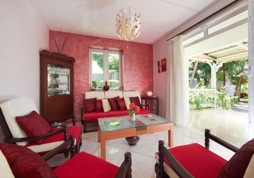 a living room with a couch and a table at Villa Belifage Verte in Albion