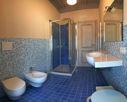 a bathroom with two sinks and a shower and a toilet at Agriturismo La Dolce Vista in Poppi