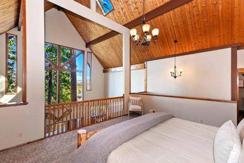 Katil atau katil-katil dalam bilik di Stunning LAKE VIEW Game Room Spa Walk To Village