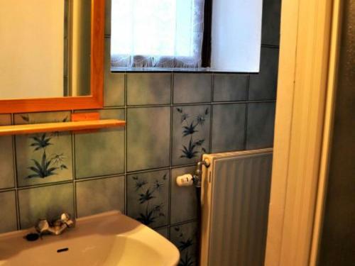 y baño con lavabo y espejo. en Gîte Saint-Chamond, 2 pièces, 3 personnes - FR-1-496-41, en Saint-Chamond